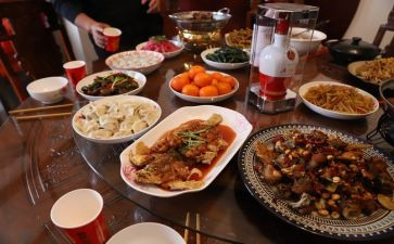 小班健康《吃饭》教案8篇